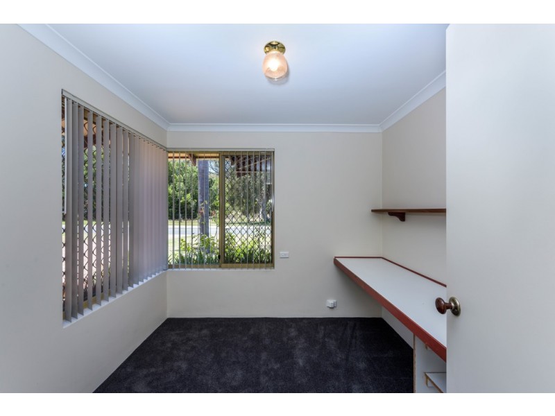 4 Oakmont Avenue, Meadow Springs WA 6210