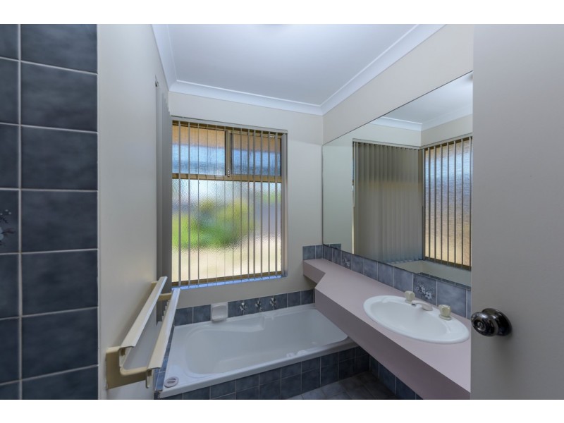 4 Oakmont Avenue, Meadow Springs WA 6210