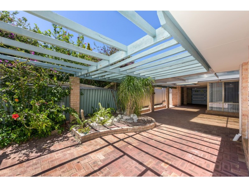 4 Oakmont Avenue, Meadow Springs WA 6210