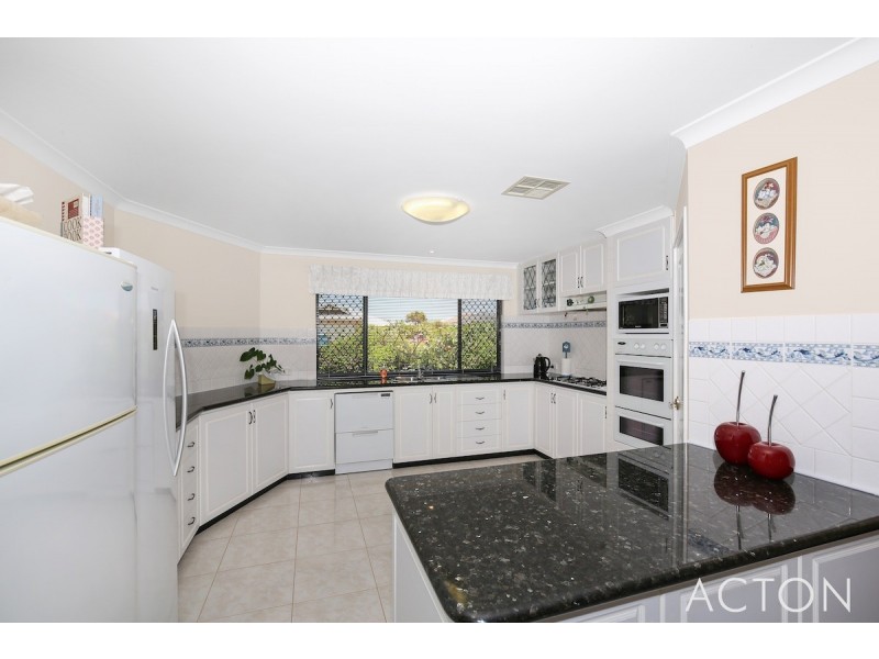 2 Yarri Way, Wannanup WA 6210