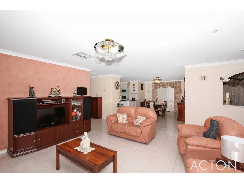 2 Yarri Way, Wannanup WA 6210