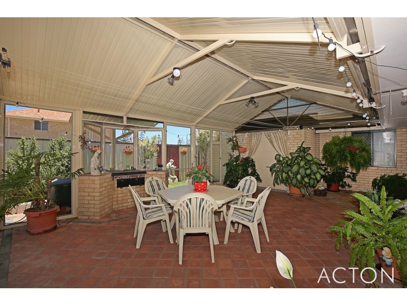 2 Yarri Way, Wannanup WA 6210