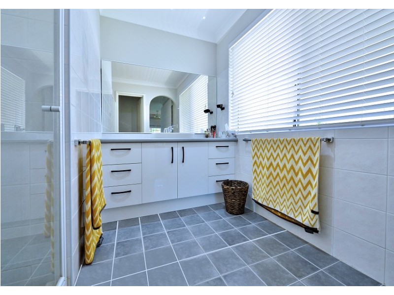 23 Silvertop Avenue, Halls Head WA 6210