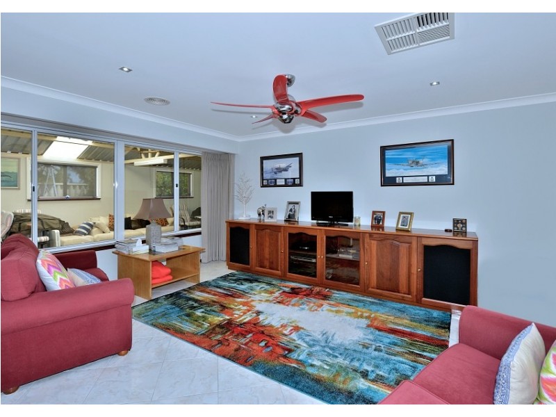 23 Silvertop Avenue, Halls Head WA 6210