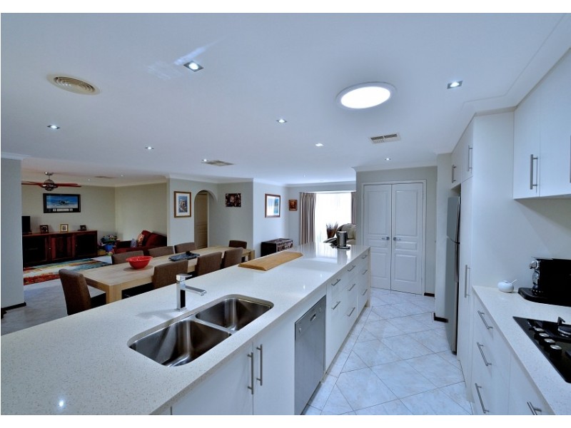 23 Silvertop Avenue, Halls Head WA 6210