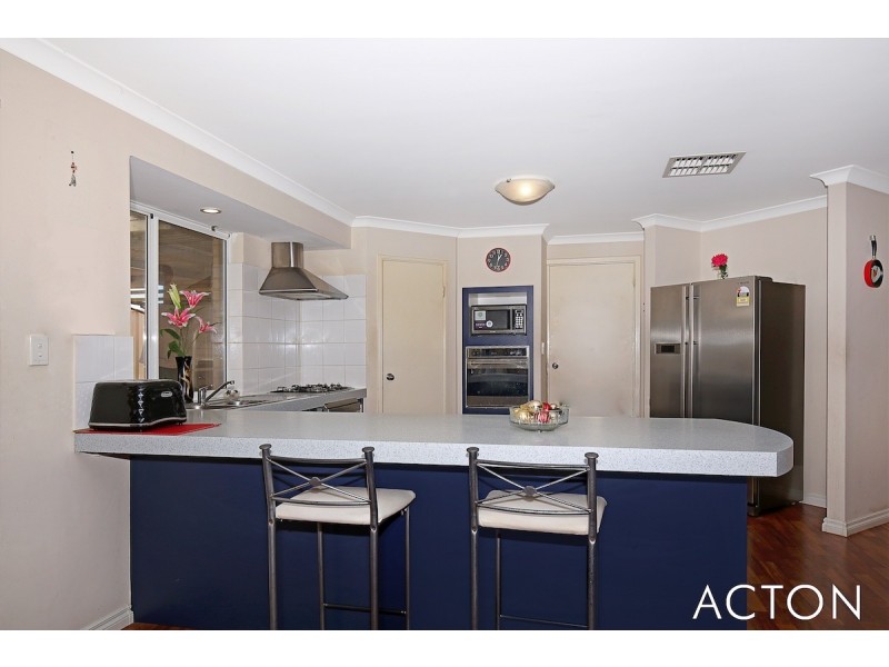 4 Dyer Lane, Lakelands WA 6180