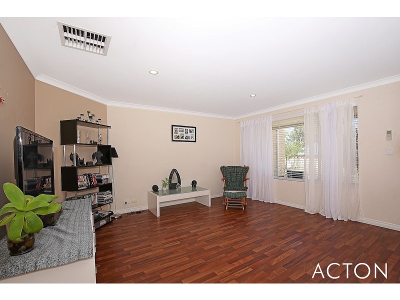 4 Dyer Lane, Lakelands WA 6180