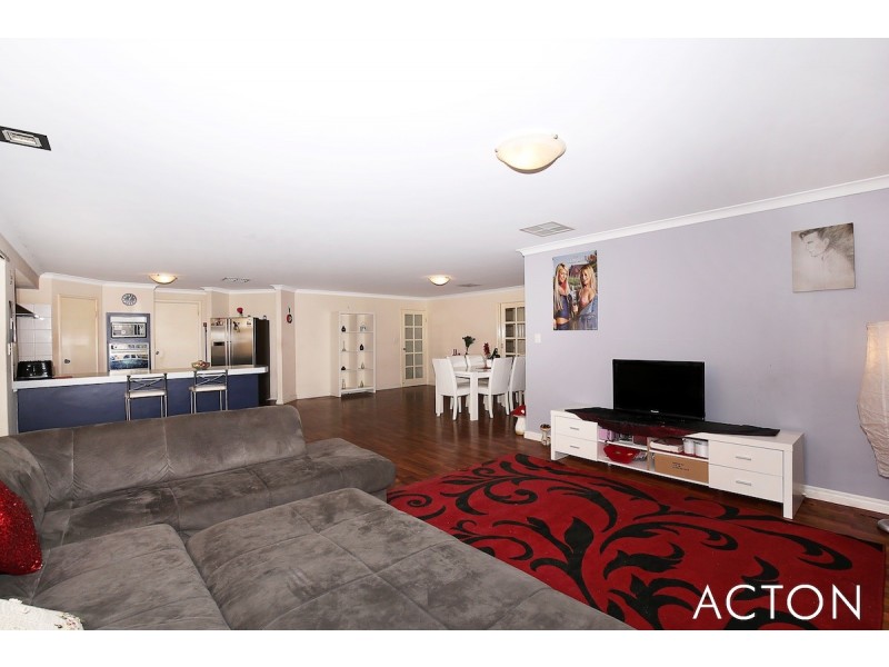 4 Dyer Lane, Lakelands WA 6180