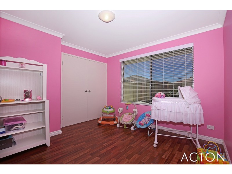 4 Dyer Lane, Lakelands WA 6180