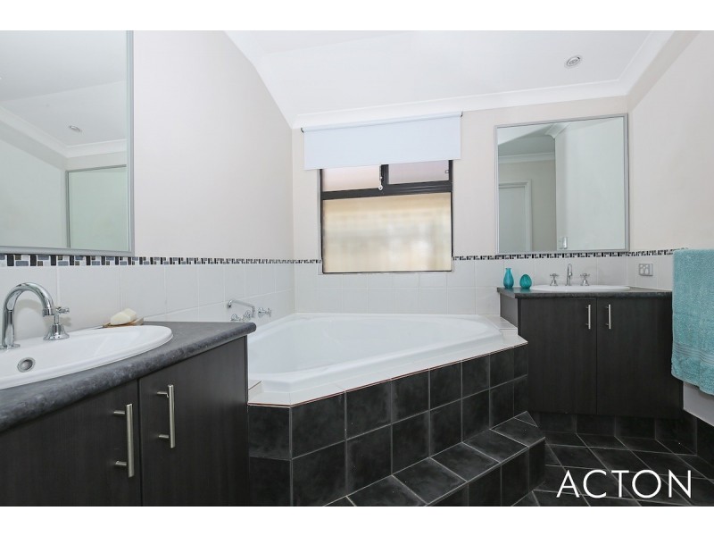 10 Marsdenia Road, Halls Head WA 6210