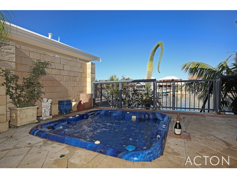 26 Finistere Island Retreat, Halls Head WA 6210