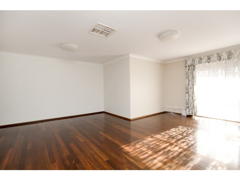 1 Silkwood Close, Halls Head WA 6210