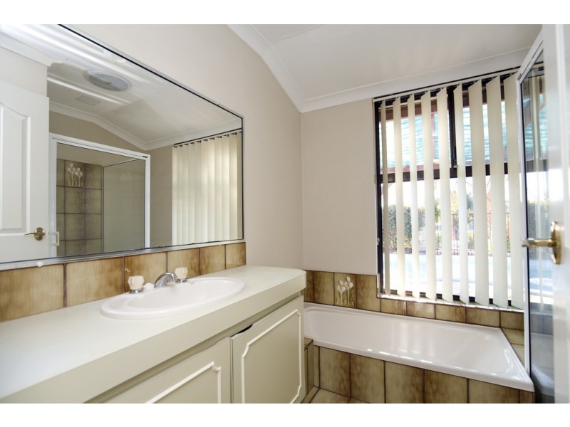 1 Silkwood Close, Halls Head WA 6210