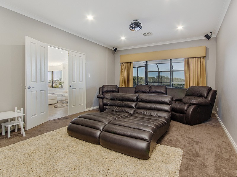 13 Nyari Court, Halls Head WA 6210