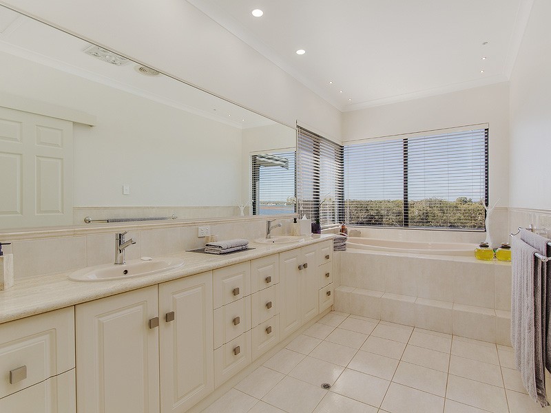 13 Nyari Court, Halls Head WA 6210