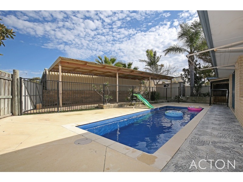 69 Floribunda Ave, Halls Head WA 6210