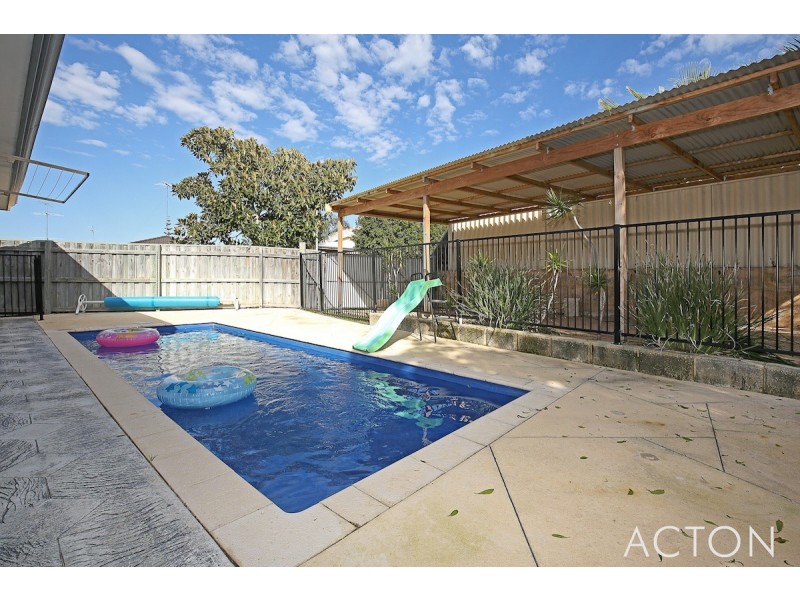 69 Floribunda Ave, Halls Head WA 6210