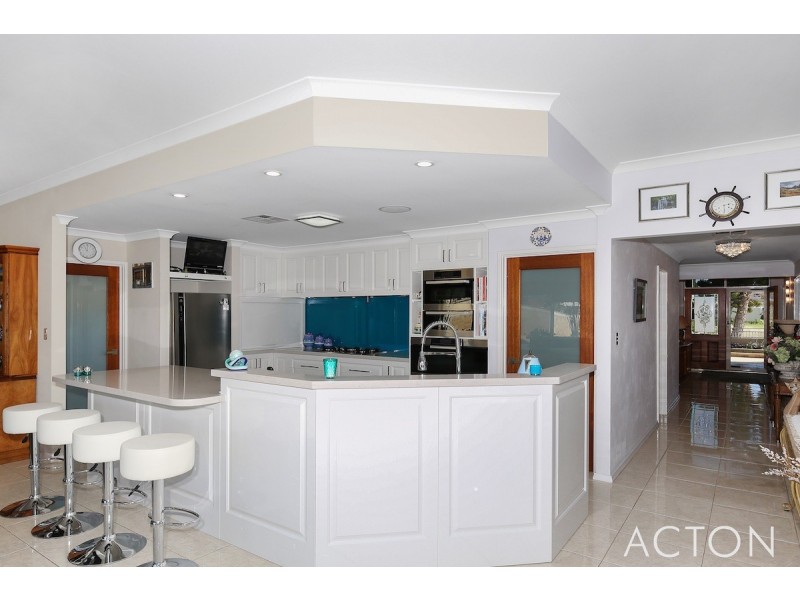 11 Queen Parade, Wannanup WA 6210