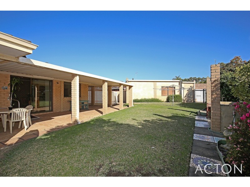 11 Brigadoon Close, Halls Head WA 6210