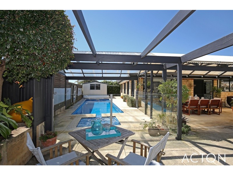 11 Wintersweet Place, Halls Head WA 6210