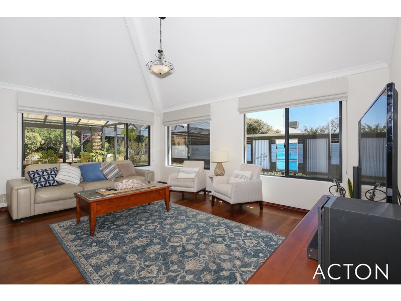 11 Wintersweet Place, Halls Head WA 6210