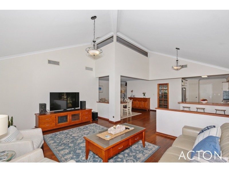 11 Wintersweet Place, Halls Head WA 6210