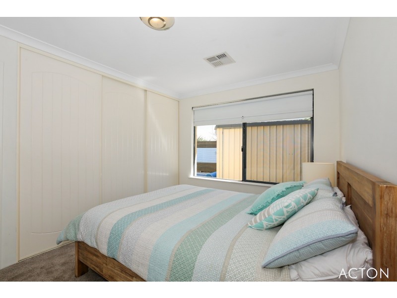 11 Wintersweet Place, Halls Head WA 6210