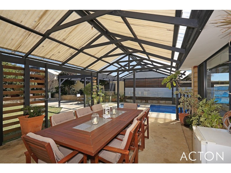 11 Wintersweet Place, Halls Head WA 6210