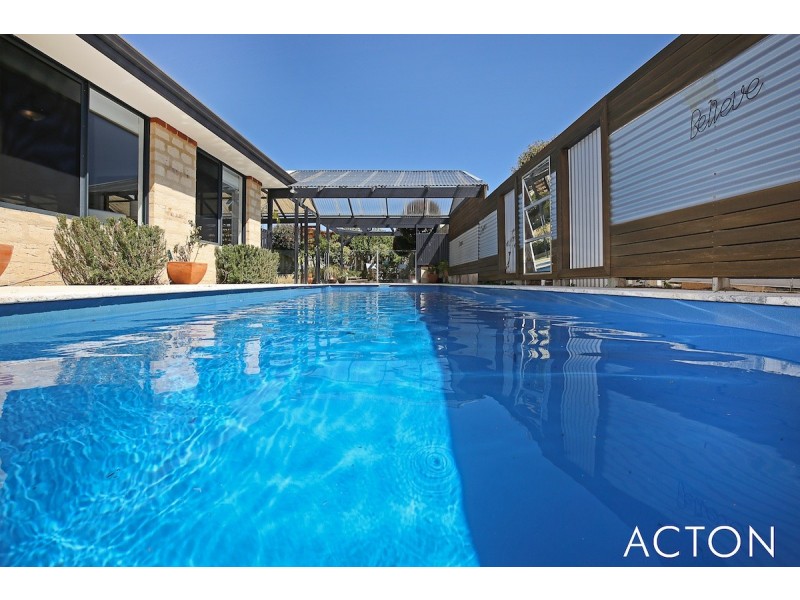 11 Wintersweet Place, Halls Head WA 6210