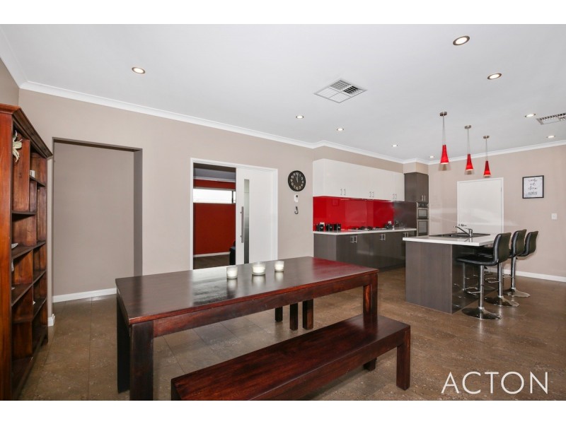 297 Peelwood Parade, Halls Head WA 6210