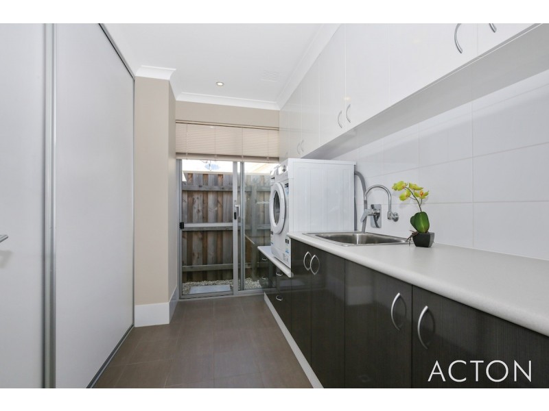 297 Peelwood Parade, Halls Head WA 6210