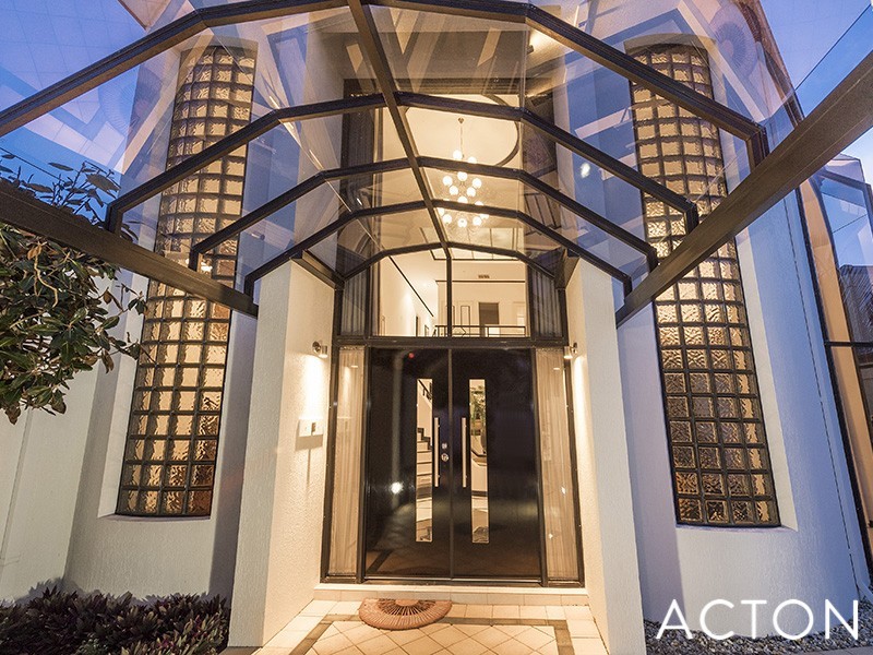 7 Sovereign Gardens, Halls Head WA 6210