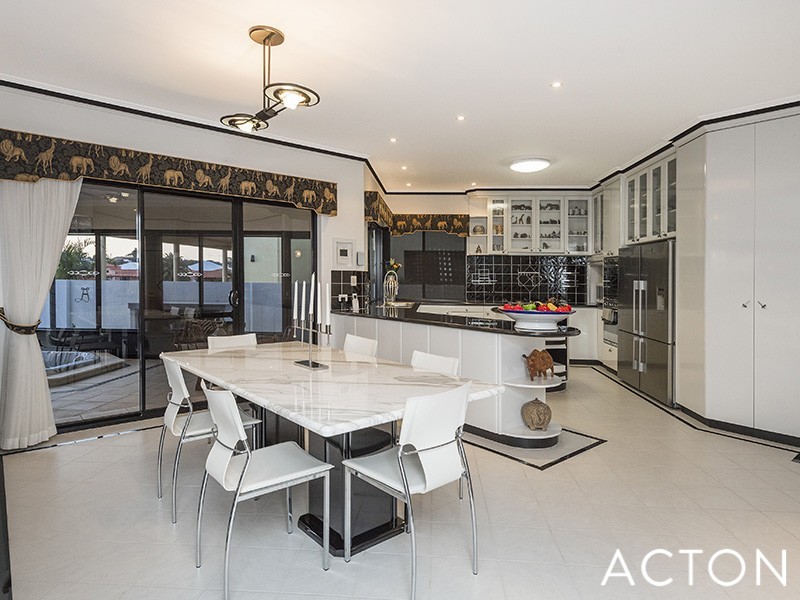 7 Sovereign Gardens, Halls Head WA 6210