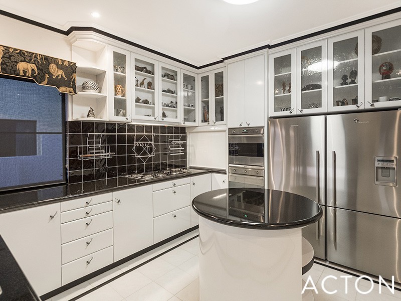 7 Sovereign Gardens, Halls Head WA 6210