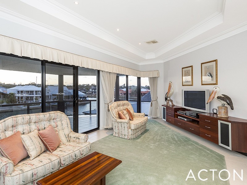 7 Sovereign Gardens, Halls Head WA 6210