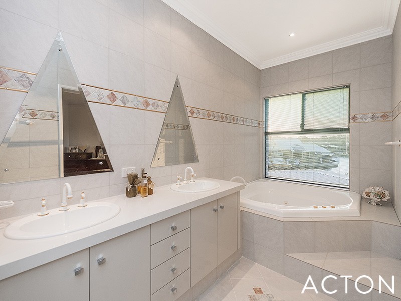 7 Sovereign Gardens, Halls Head WA 6210