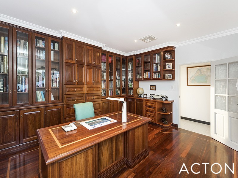 7 Sovereign Gardens, Halls Head WA 6210