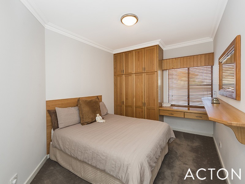 7 Sovereign Gardens, Halls Head WA 6210