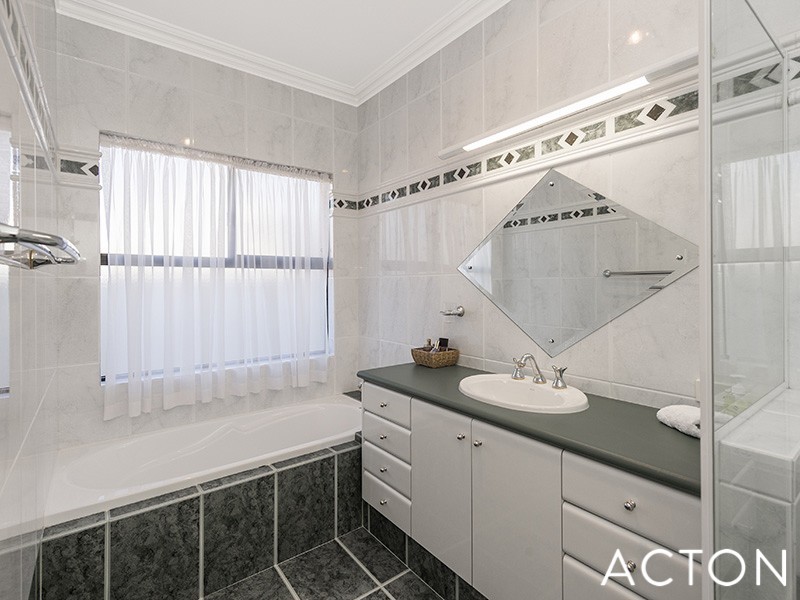 7 Sovereign Gardens, Halls Head WA 6210