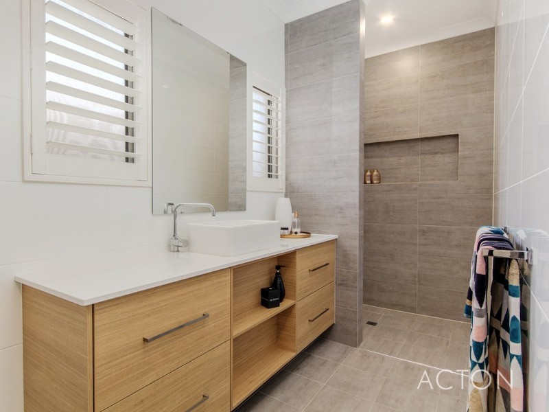 4 Coral Court, Halls Head WA 6210
