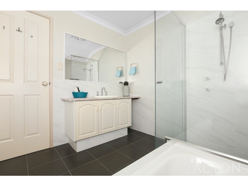 28 Paradise Circuit, Halls Head WA 6210