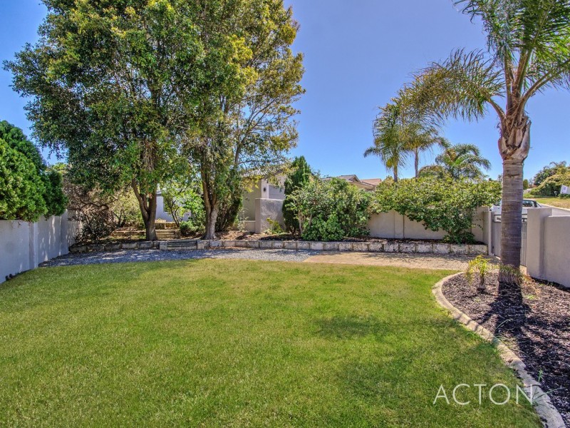 11 Lacebark Court, Halls Head WA 6210