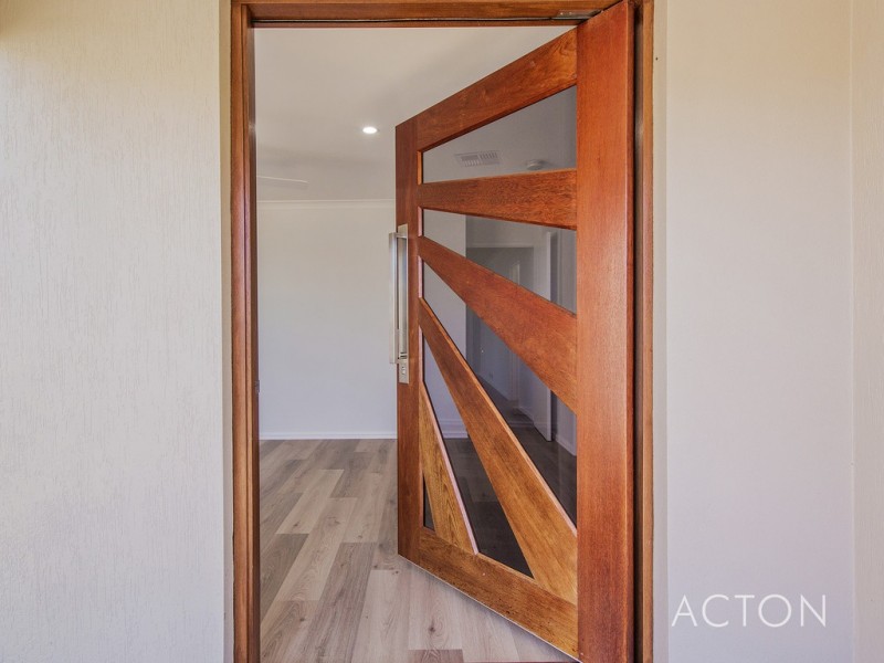 11 Lacebark Court, Halls Head WA 6210