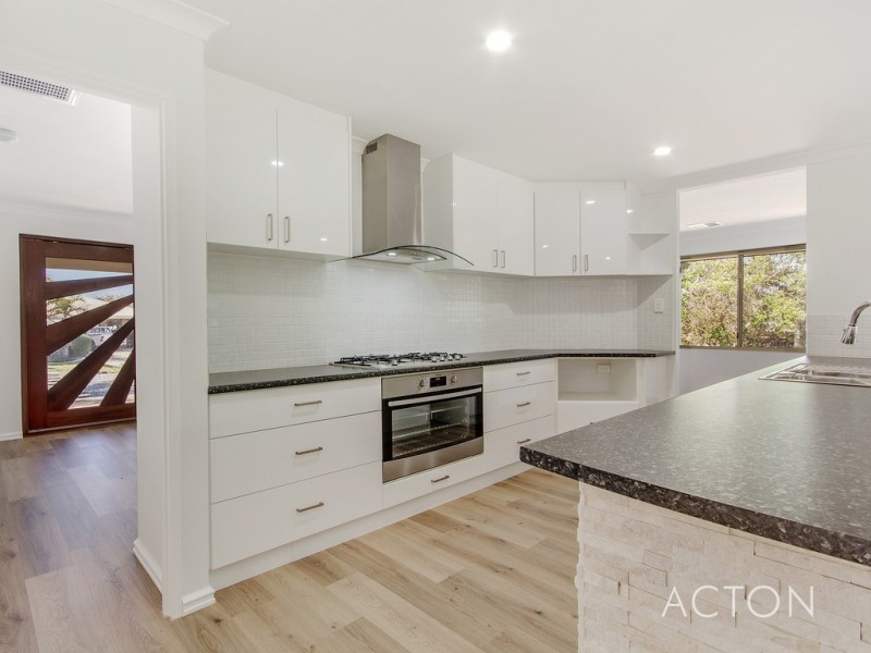 11 Lacebark Court, Halls Head WA 6210