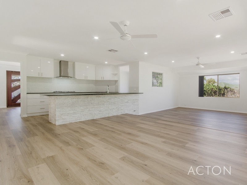 11 Lacebark Court, Halls Head WA 6210