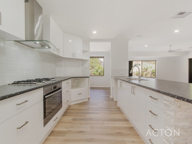 11 Lacebark Court, Halls Head WA 6210