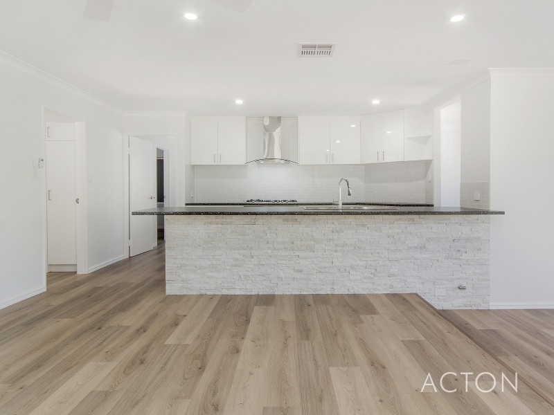 11 Lacebark Court, Halls Head WA 6210