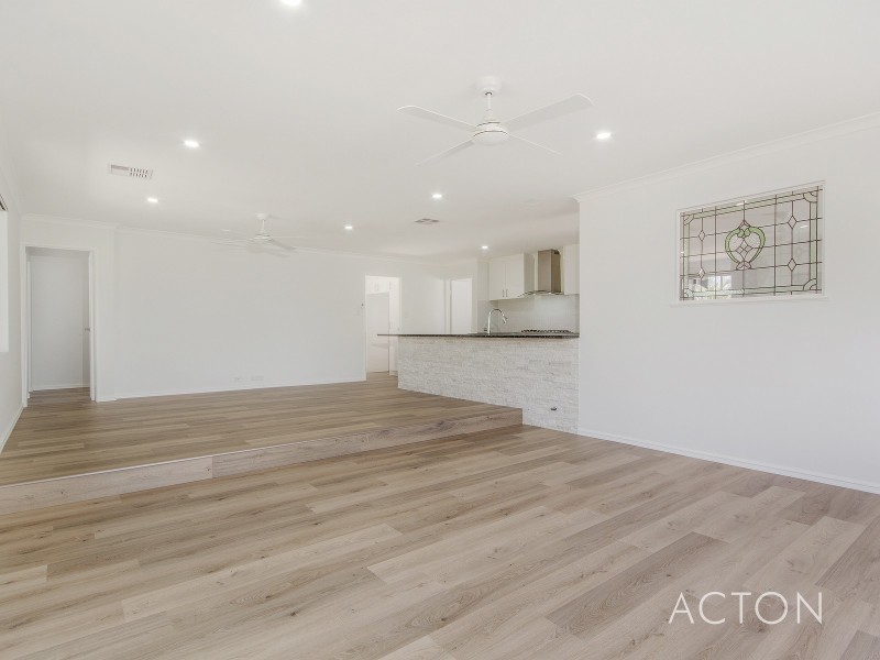 11 Lacebark Court, Halls Head WA 6210