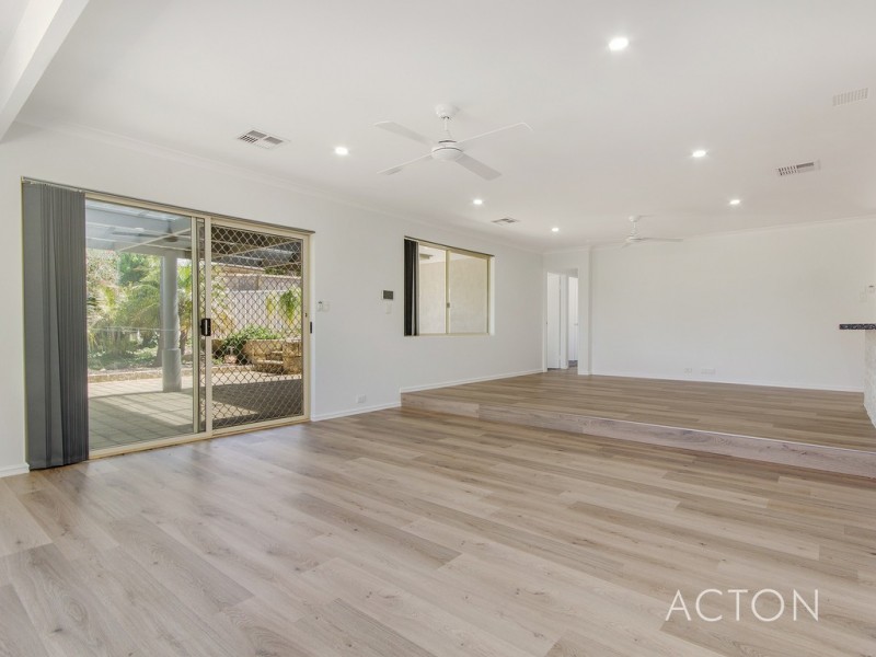 11 Lacebark Court, Halls Head WA 6210