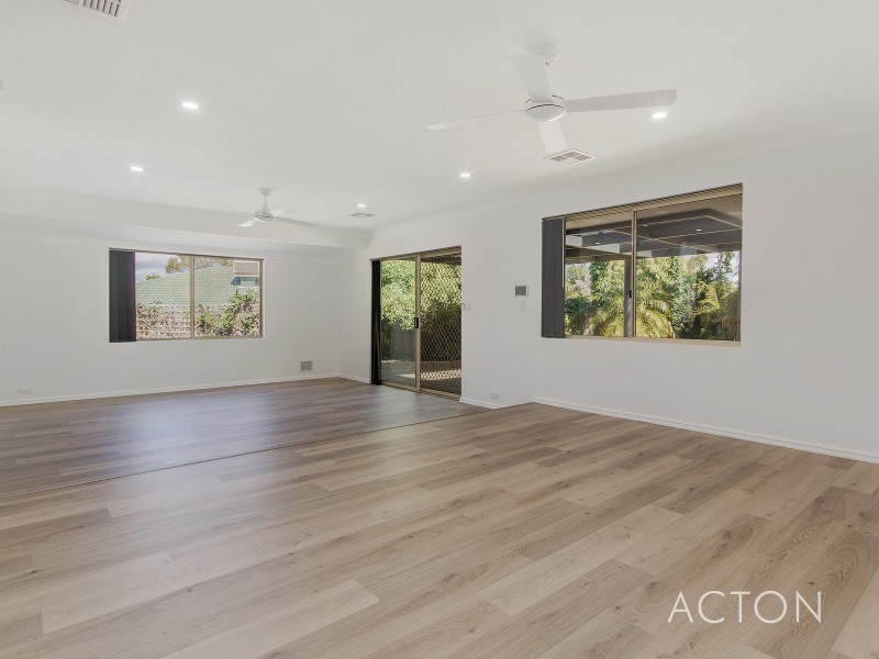 11 Lacebark Court, Halls Head WA 6210